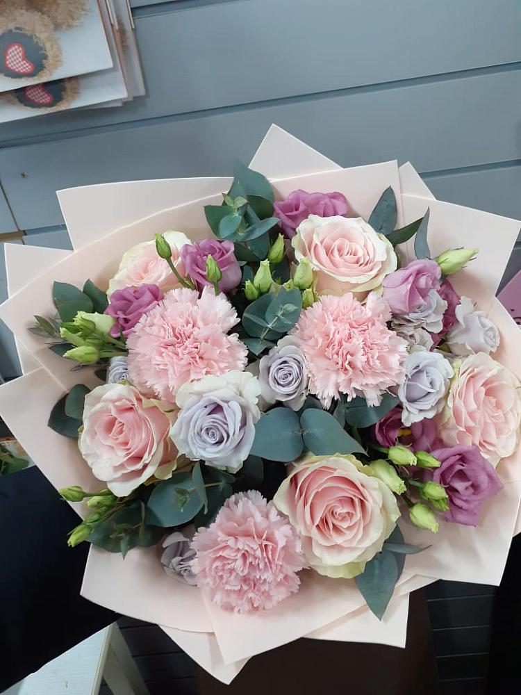 Букет цветов из: Розы, Гвоздики и Лизиантусы в Шилке